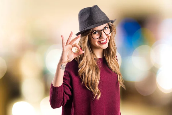 Hipster ung tjej att göra Ok tecken — Stockfoto