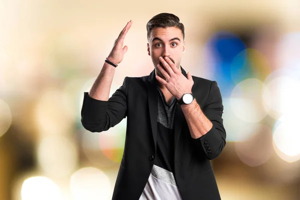 Knappe man doet verrassing gebaar — Stockfoto