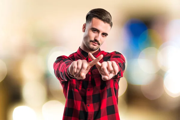 Schöner Mann, der keine Geste macht — Stockfoto