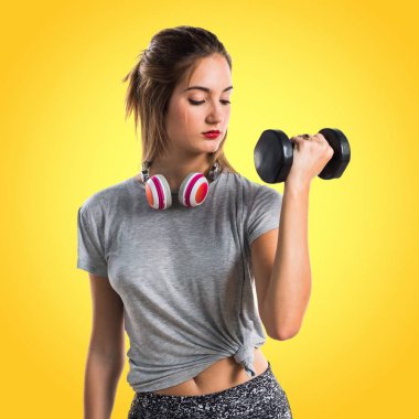 genç kadın halter yapıyorum