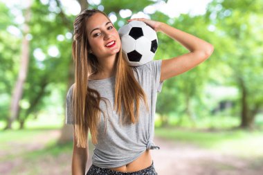 Bir futbol topu parkta sahip kadın oyuncu