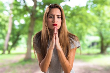 Genç Kız parkta yalvaran