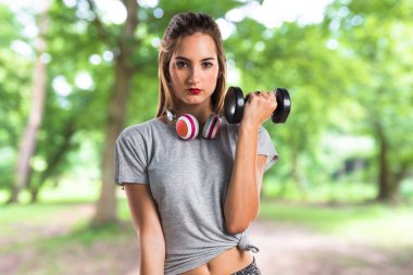 Genç kadının halter parkta yapması