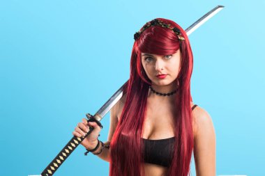 Katana ile genç Kızıl saçlı kız