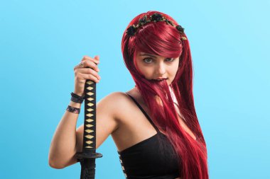 Katana ile genç Kızıl saçlı kız