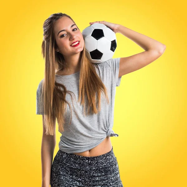 Bir futbol topu sahip kadın oyuncu — Stok fotoğraf