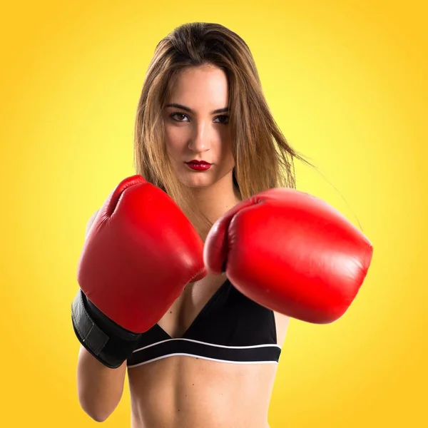 Menina adolescente com luvas de boxe — Fotografia de Stock