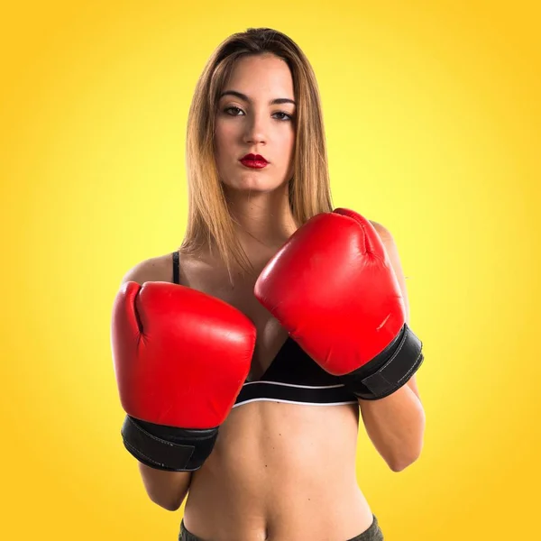 Menina adolescente com luvas de boxe — Fotografia de Stock