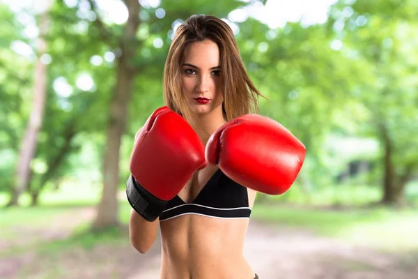 Chica adolescente con guantes de boxeo — Foto de Stock
