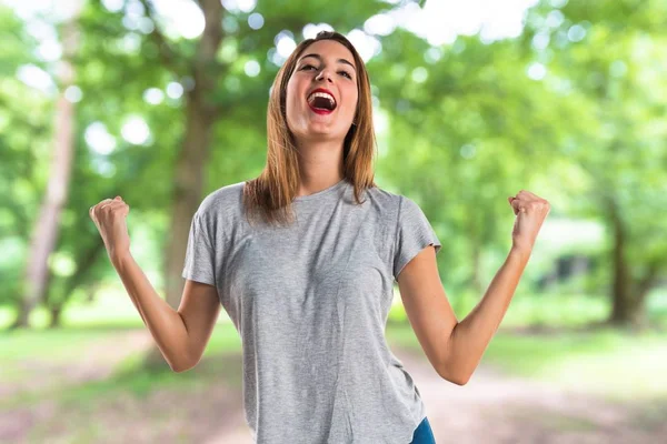 Chica joven afortunada en el parque — Foto de Stock