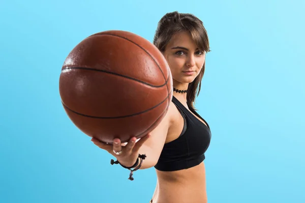 Jovem jogando basquete — Fotografia de Stock