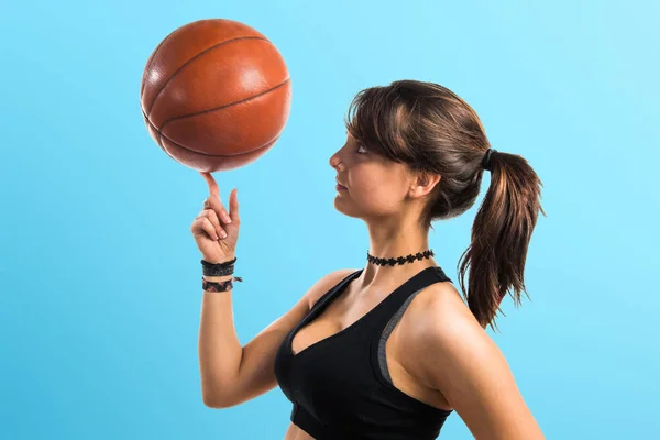 Chica joven jugando baloncesto — Foto de Stock