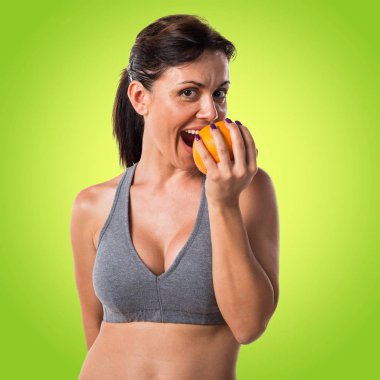 Spor kadın portakal ile