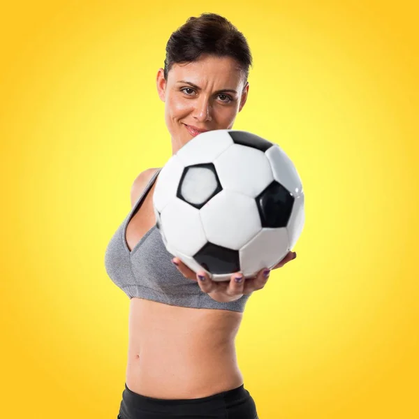 Futbol oynarken spor kadın — Stok fotoğraf