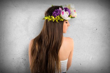 Çiçeklerin taç kadınla modeli