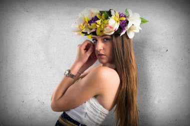 Çiçeklerin taç kadınla modeli