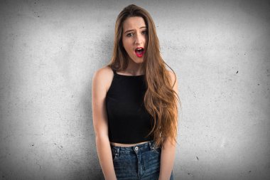 genç kız bağırarak