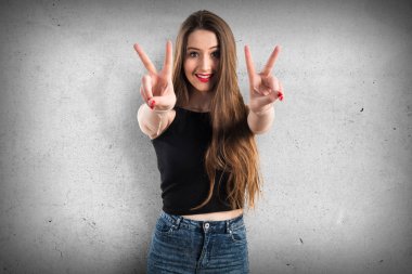 Genç kız zafer jest yapıyor