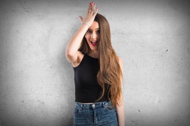 genç kız sürpriz jest yapıyor