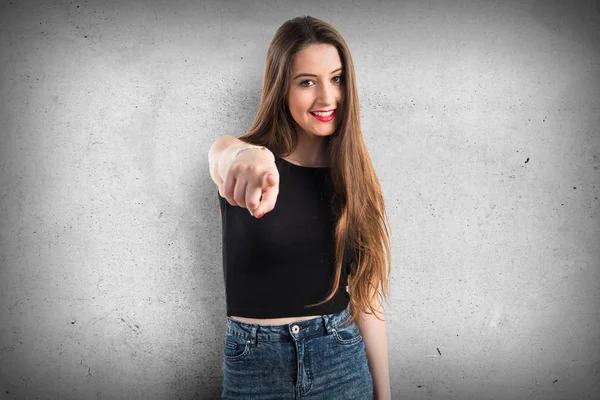 Giovane ragazza che punta verso il fronte — Foto Stock