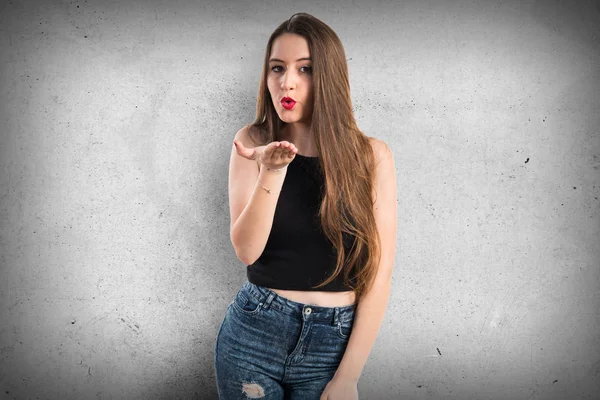 kadın bir öpücük gönderme