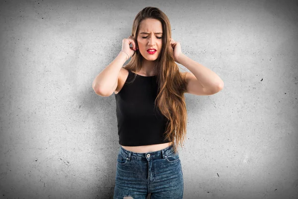 Chica joven cubriéndose los oídos —  Fotos de Stock