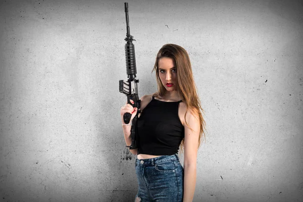 Jovencita sosteniendo un rifle — Foto de Stock