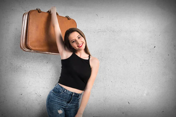 Chica joven sosteniendo un maletín — Foto de Stock