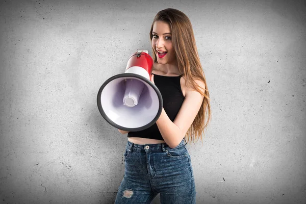 Νεαρή κοπέλα που φωνάζει από το megaphone — Φωτογραφία Αρχείου