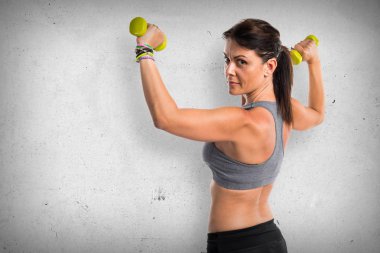 Spor kadının halter yapması