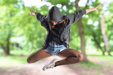 Genç hip-hop dansçısı atlama