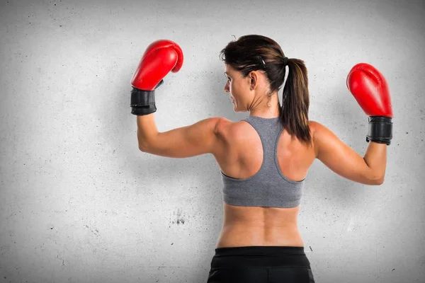 Sportlerin mit Boxhandschuhen — Stockfoto