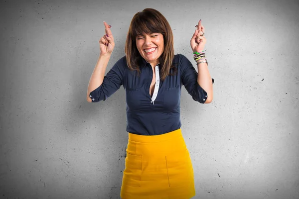 Mooie vrouw met haar vingers oversteken — Stockfoto