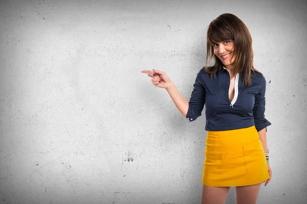 Hübsche Frau zeigt auf die Seite — Stockfoto