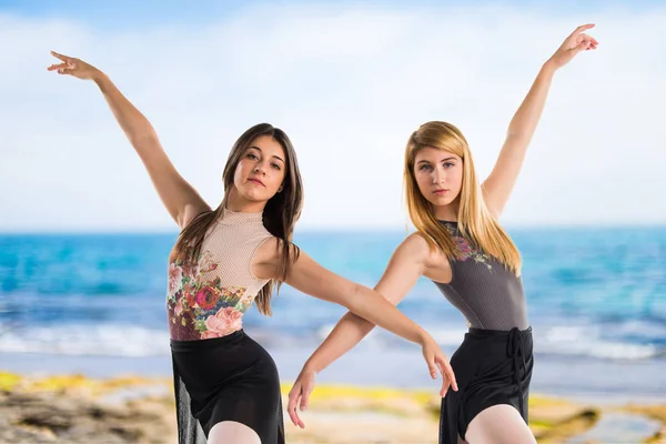 Dos chicas bailando ballet — Foto de Stock