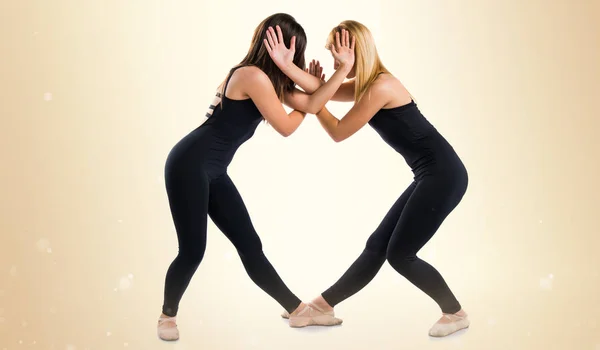Dos chicas bailando ballet —  Fotos de Stock
