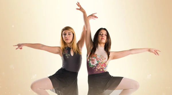 Dos chicas bailando ballet — Foto de Stock