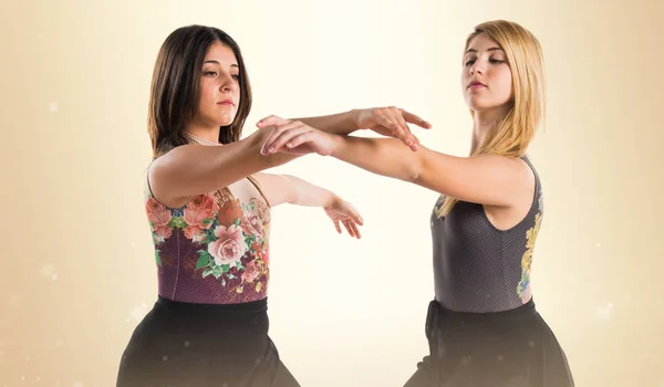 Due ragazze ballano balletto — Foto Stock