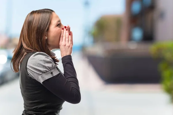 Giovane ragazza gridando su sfondo bianco isolato — Foto Stock