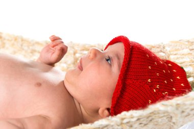 Bir kap ile şirin yeni doğan bebek