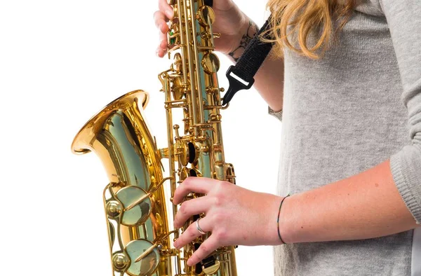 Chica tocando el saxofón — Foto de Stock