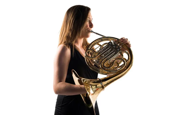 Chica tocando el cuerno francés — Foto de Stock