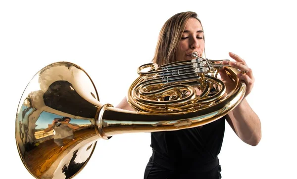 Chica tocando el cuerno francés —  Fotos de Stock