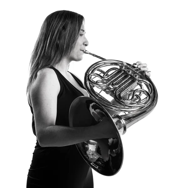 Menina tocando o chifre francês — Fotografia de Stock