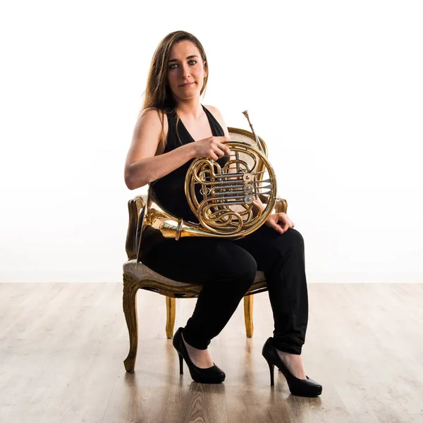 Menina tocando o chifre francês — Fotografia de Stock