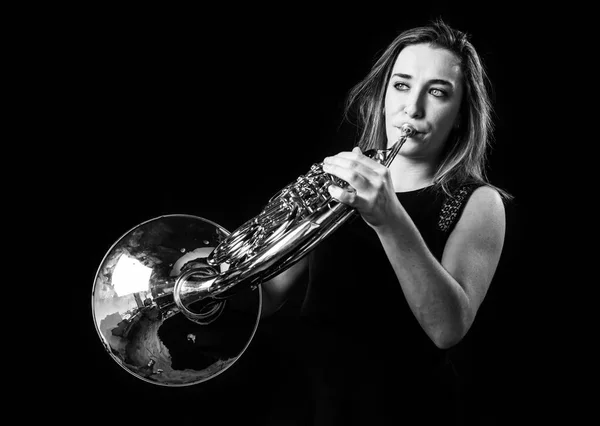 Lány játszik a francia horn — Stock Fotó