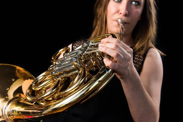 Chica tocando el cuerno francés —  Fotos de Stock