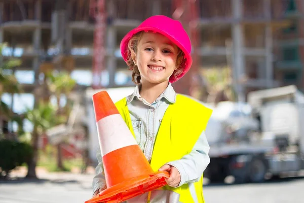 Blond liten flicka klädd som workman — Stockfoto