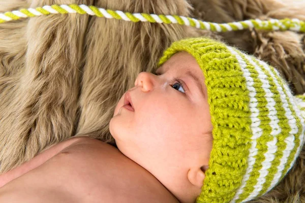 Mignon nouveau-né avec une casquette médiévale — Photo