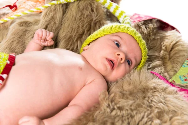 Mignon nouveau-né avec une casquette médiévale — Photo